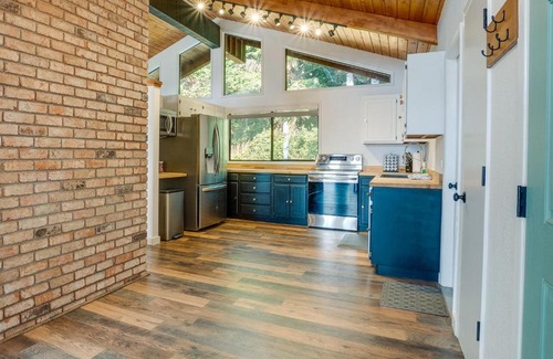 Gold Beach Casa | Tree-Lined Gold Beach Retreat with Multiple Decks!