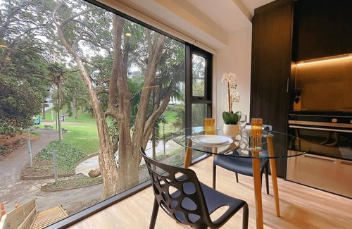 Newton Apartamento | Tree-Lined Parkside Holiday Studio with Pool & Gym