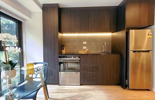 Newton Apartamento | Tree-Lined Parkside Holiday Studio with Pool & Gym