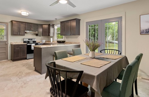 Royal Pines Casa | Tree-Lined Street/Firepit/KingBed/14mins Asheville