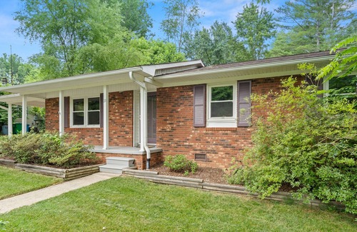 Royal Pines Casa | Tree-Lined Street/Firepit/KingBed/14mins Asheville