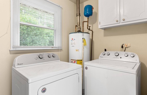 Royal Pines Casa | Tree-Lined Street/Firepit/KingBed/14mins Asheville