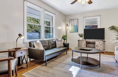 Royal Pines Casa | Tree-Lined Street/Firepit/KingBed/14mins Asheville
