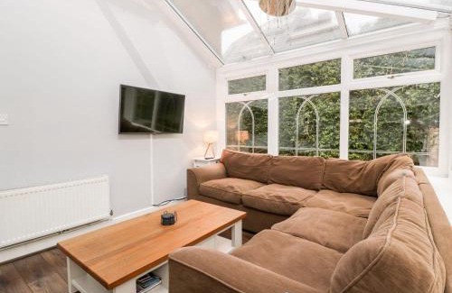 Glastonbury Casa | Tree of Life House, Number 27 Bere Lane