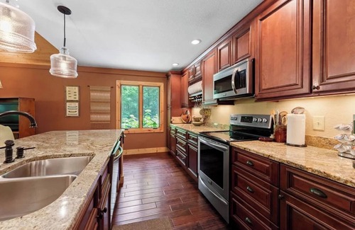 Cullowhee Casa | Tree Top Mountain Lodge near Lake Glenville!
