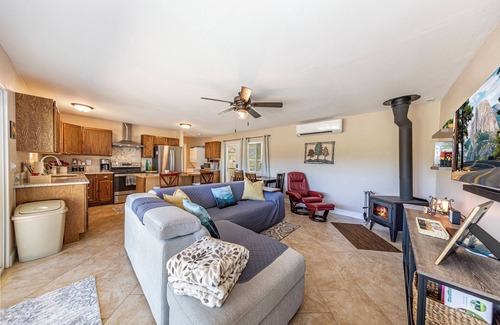Oakhurst Cabina | Tree top views/2BD 2BA/ 17 mi YOSE south gate / 8.6 mi Bass Lake/dog friendly