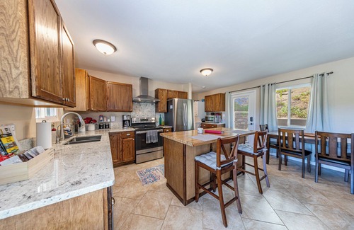 Oakhurst Cabina | Tree top views/2BD 2BA/ 17 mi YOSE south gate / 8.6 mi Bass Lake/dog friendly
