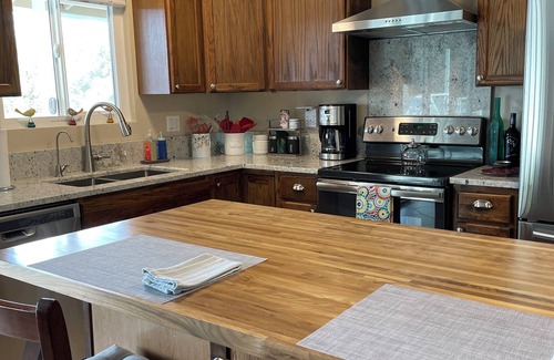 Oakhurst Cabina | Tree top views/2BD 2BA/ 17 mi YOSE south gate / 8.6 mi Bass Lake/dog friendly