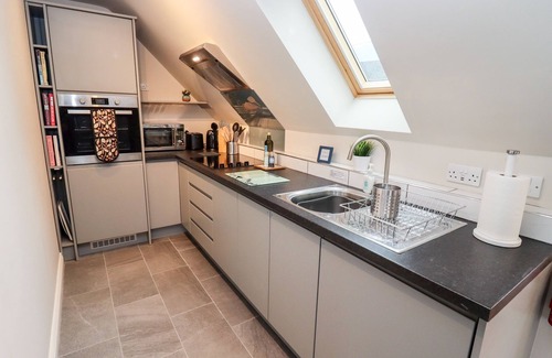Stonesfield Cabaña | TREE TOPS, family friendly, with hot tub in East End