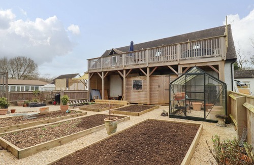 Stonesfield Cabaña | TREE TOPS, family friendly, with hot tub in East End