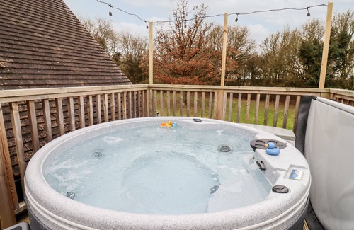 Stonesfield Cabaña | TREE TOPS, family friendly, with hot tub in East End