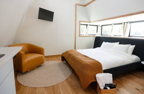 Sodus Cabina | Treehouse 3 Honeymoon Treehouse & Spa with Private Hot Tub