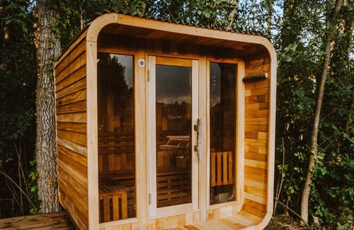 Sodus Cabina | Treehouse 5 · Honeymoon Treehouse Cabin & Spa w Private Hot Tub
