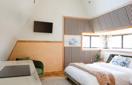 Sodus Cabina | Treehouse 5 · Honeymoon Treehouse Cabin & Spa w Private Hot Tub