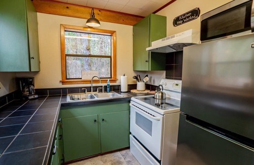 Nacogdoches Cabina | Treehouse - A cabin in the canopies at Stag Leap Cabins!