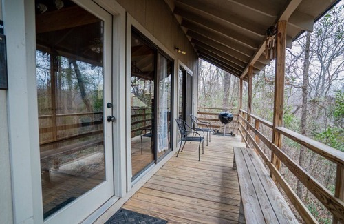 Nacogdoches Cabina | Treehouse - A cabin in the canopies at Stag Leap Cabins!