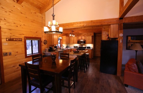 Ponderosa Park Cabina | Treehouse Cabin es tu escapada a la montaña
