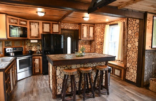 Stoneham Casa | Treehouse in Maine woods- The Grand Oak