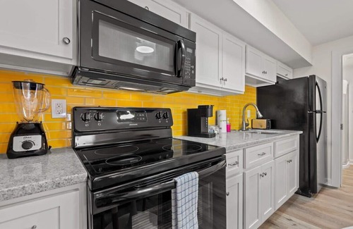 Windy Hill Apartamento | TreeHouse Lodge, Walk to Beach, Pet-Friendly 103