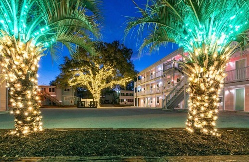 Windy Hill Apartamento | TreeHouse Lodge, Walk to Beach, Pet-Friendly 103