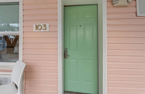 Windy Hill Apartamento | TreeHouse Lodge, Walk to Beach, Pet-Friendly 103