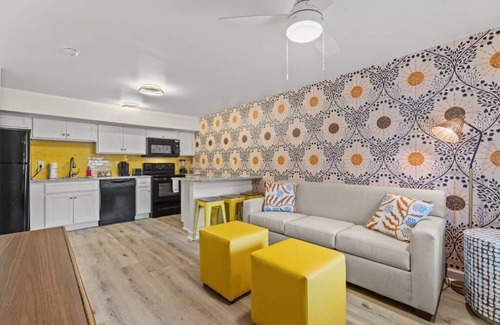 Windy Hill Apartamento | TreeHouse Lodge, Walk to Beach, Pet-Friendly 201