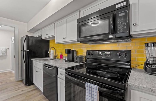 Windy Hill Apartamento | TreeHouse Lodge, Walk to Beach, Pet-Friendly 201