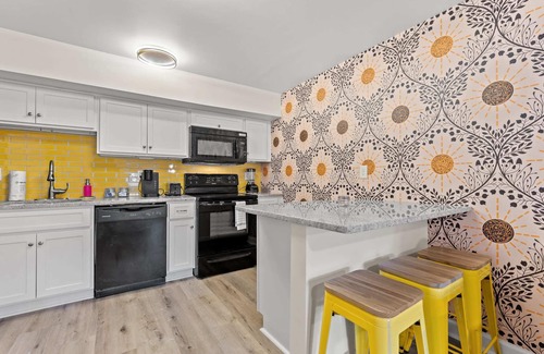Windy Hill Apartamento | TreeHouse Lodge, Walk to Beach, Pet-Friendly 201