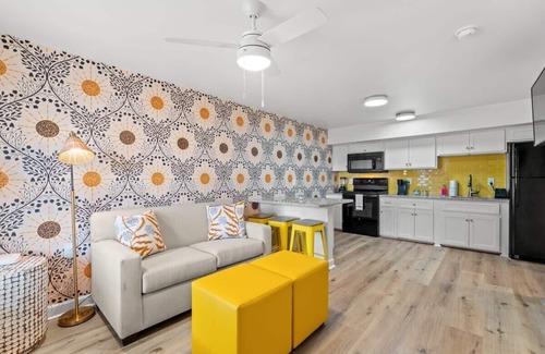Windy Hill Apartamento | TreeHouse Lodge, Walk to Beach, Pet-Friendly 203