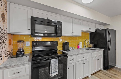 Windy Hill Apartamento | TreeHouse Lodge, Walk to Beach, Pet-Friendly 203