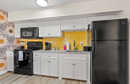 Windy Hill Apartamento | TreeHouse Lodge, Walk to Beach, Pet-Friendly 203
