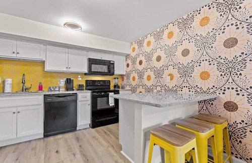 Windy Hill Apartamento | TreeHouse Lodge, Walk to Beach, Pet-Friendly 204