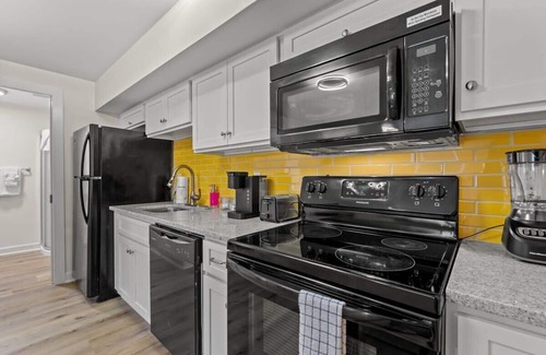 Windy Hill Apartamento | TreeHouse Lodge, Walk to Beach, Pet-Friendly 204
