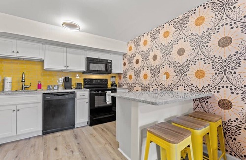 Windy Hill Apartamento | TreeHouse Lodge, Walk to Beach, Pet-Friendly 305