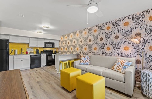 Windy Hill Apartamento | TreeHouse Lodge, Walk to Beach, Pet-Friendly 305