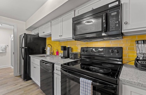 Windy Hill Apartamento | TreeHouse Lodge, Walk to Beach, Pet-Friendly 305