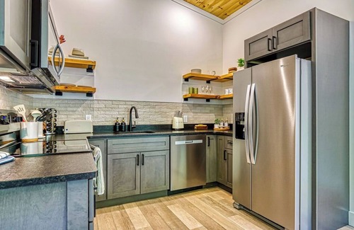 Wears Valley Cabina | Forest Treehouse W/ Hot Tub, Games & Hammock Deck near Cades Cove in Townsend