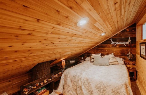 Port Angeles Casa | Treehouse over the water - Eagle's Nest