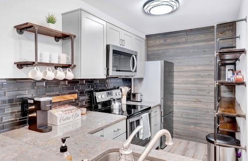 Grogan's Mill Casa | Treehouse style 2 Bed 2 Bath townhome w/EV Charger, Low Cleaning Fees