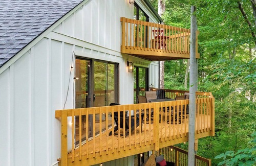 East Point Casa | Treehouse Vibes in the City of Atlanta! 180 Degrees of Private Forest Scenery