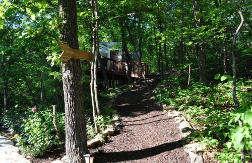 Lenexa Cabina | Treehouse with deck