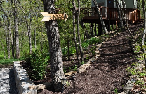 Lenexa Cabina | Treehouse with deck