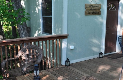 Lenexa Cabina | Treehouse with deck