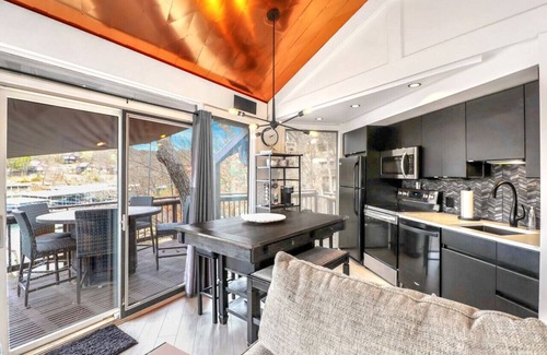 Village of Four Seasons Cabina | Treetop, 2 pools, dock, hot tub!