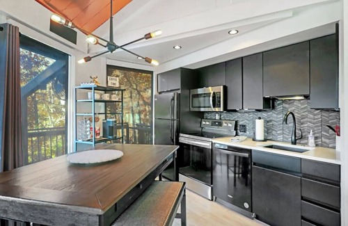 Village of Four Seasons Cabina | Treetop, 2 pools, dock, hot tub!
