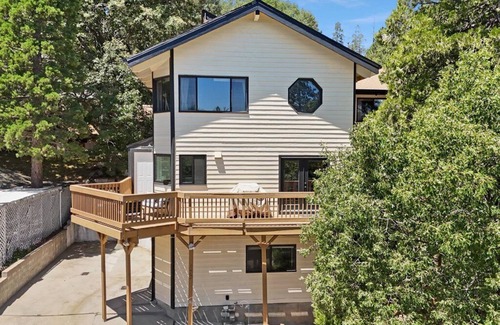 Crestline Casa | Treetop Haven - Indoor Jacuzzi & Hockey Table - Pet-friendly