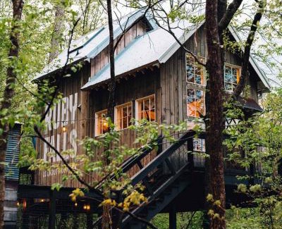 Chattanooga Chalet De Esquí | Treetop Hideaways: Redbud Treehouse in Chattanooga