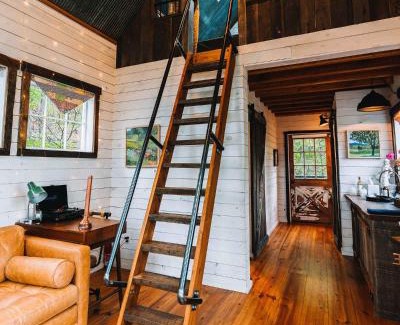 Chattanooga Chalet De Esquí | Treetop Hideaways: Redbud Treehouse in Chattanooga