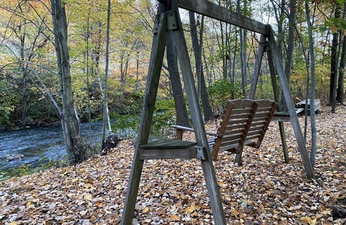Brockton Apartamento | TreeTop Loft Apartment with River & Mountain on 10-Acres
