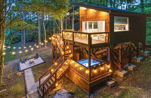 Banner Elk Cabina | Treetop MT Views w/ Hot Tub & Fire Pit